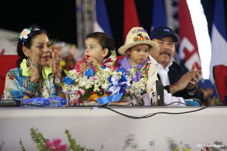 Presidente Daniel y Compañera Rosario participan del Desfile Patrio 2015