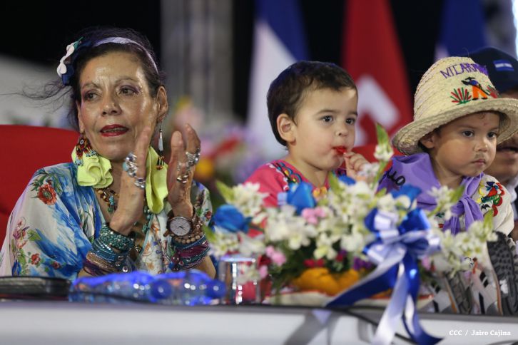 Presidente Daniel y Compañera Rosario participan del Desfile Patrio 2015