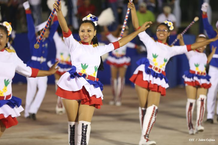 Presidente Daniel y Compañera Rosario participan del Desfile Patrio 2015