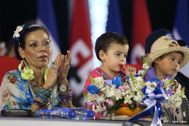 Presidente Daniel y Compañera Rosario participan del Desfile Patrio 2015