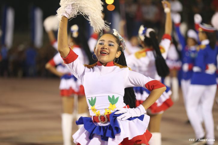 Presidente Daniel y Compañera Rosario participan del Desfile Patrio 2015