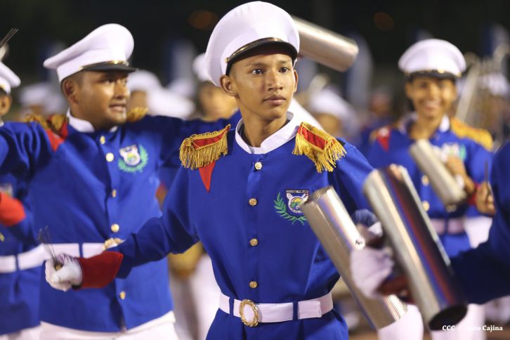 Presidente Daniel y Compañera Rosario participan del Desfile Patrio 2015