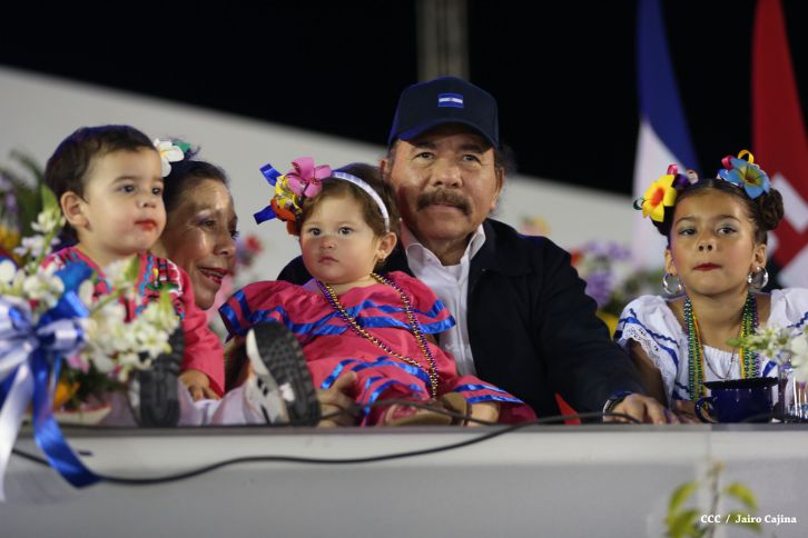 Presidente Daniel y Compañera Rosario participan del Desfile Patrio 2015