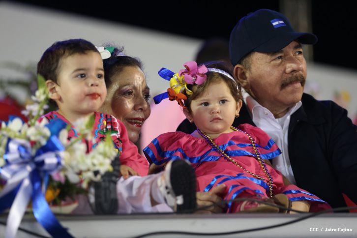 Presidente Daniel y Compañera Rosario participan del Desfile Patrio 2015