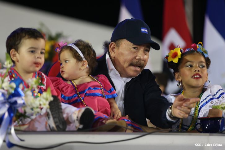 Presidente Daniel y Compañera Rosario participan del Desfile Patrio 2015