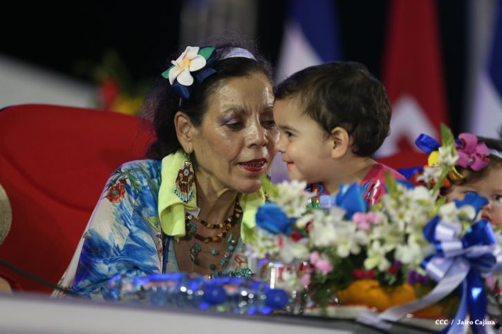Presidente Daniel y Compañera Rosario participan del Desfile Patrio 2015
