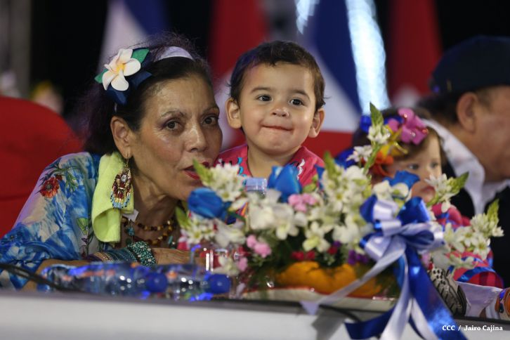 Presidente Daniel y Compañera Rosario participan del Desfile Patrio 2015