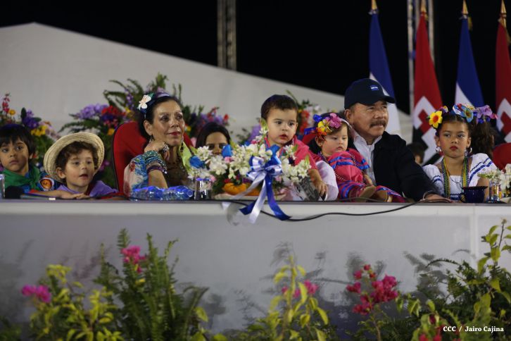Presidente Daniel y Compañera Rosario participan del Desfile Patrio 2015