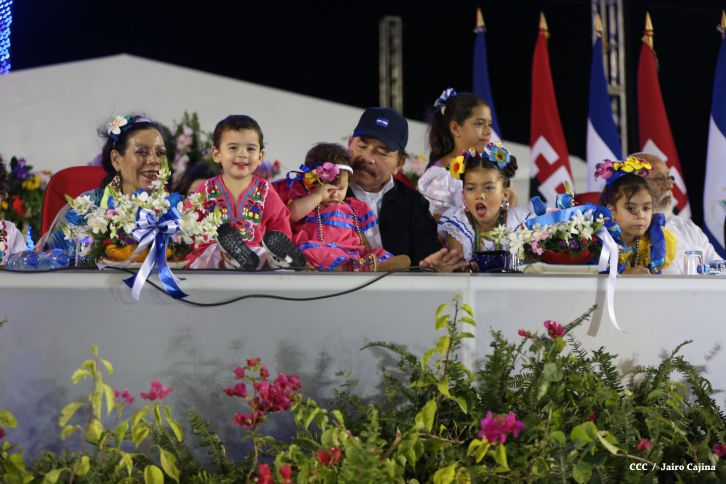 Presidente Daniel y Compañera Rosario participan del Desfile Patrio 2015