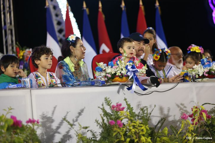 Presidente Daniel y Compañera Rosario participan del Desfile Patrio 2015