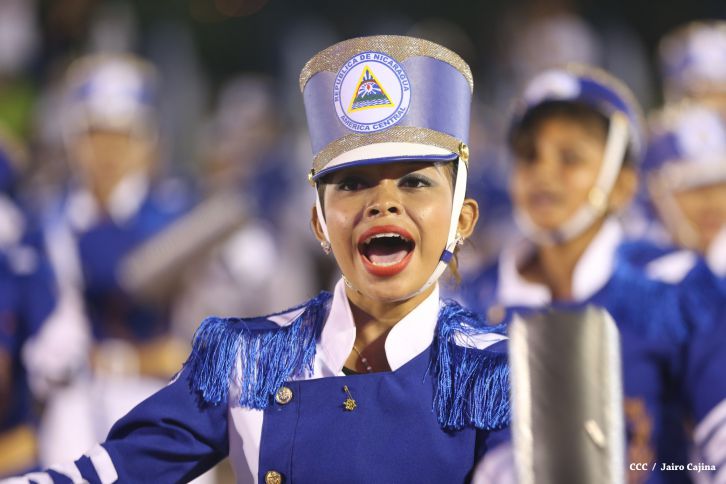 Presidente Daniel y Compañera Rosario participan del Desfile Patrio 2015