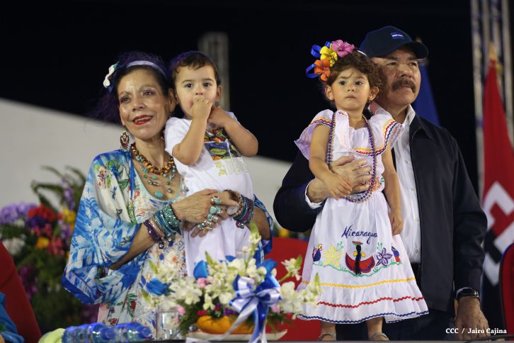 Presidente Daniel y Compañera Rosario participan del Desfile Patrio 2015