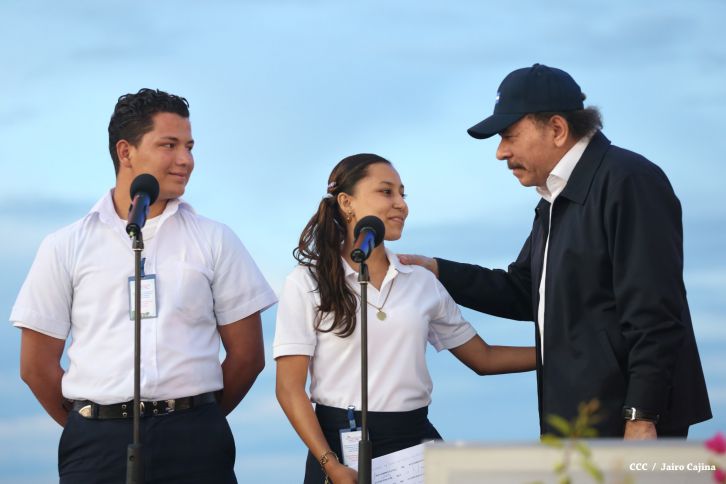 Presidente Daniel y Compañera Rosario participan del Desfile Patrio 2015