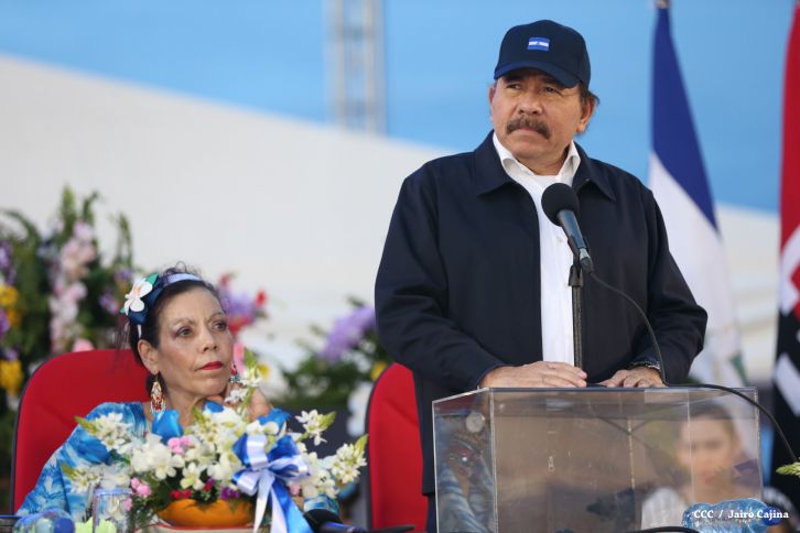 Presidente Daniel y Compañera Rosario participan del Desfile Patrio 2015
