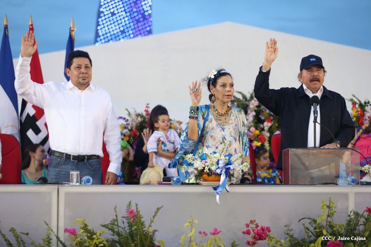 Presidente Daniel y Compañera Rosario participan del Desfile Patrio 2015