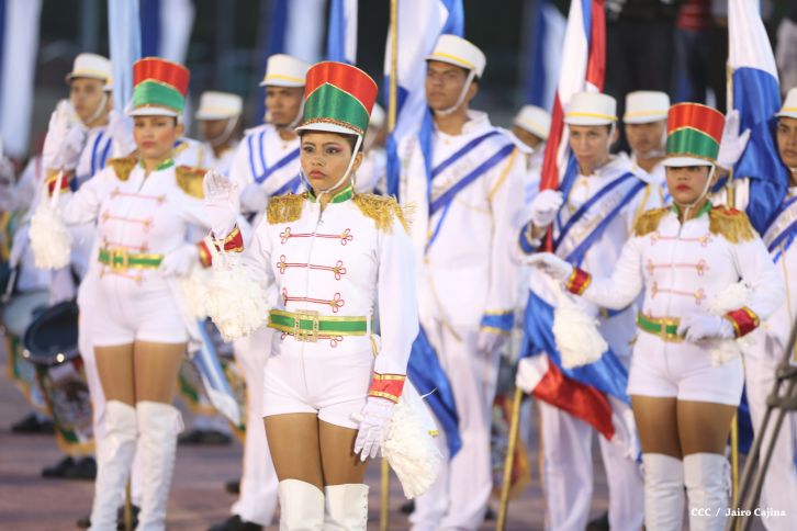 Presidente Daniel y Compañera Rosario participan del Desfile Patrio 2015