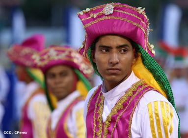 Presidente Daniel y Compañera Rosario participan del Desfile Patrio 2015