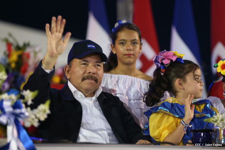 Presidente Daniel y Compañera Rosario participan del Desfile Patrio 2015
