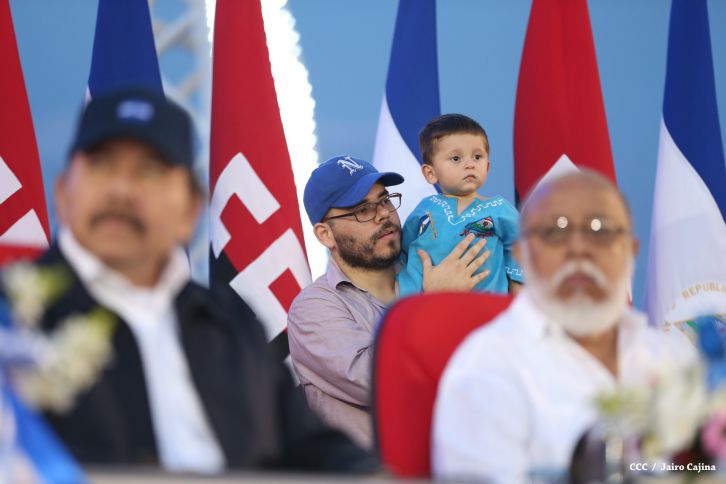 Presidente Daniel y Compañera Rosario participan del Desfile Patrio 2015