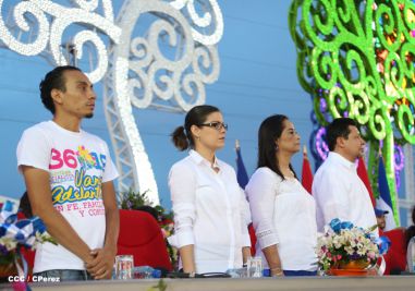 Presidente Daniel y Compañera Rosario participan del Desfile Patrio 2015