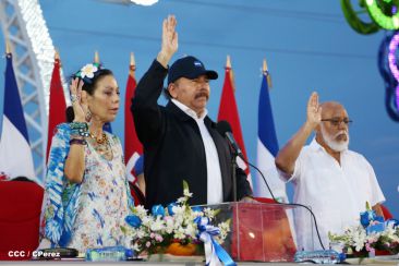 Presidente Daniel y Compañera Rosario participan del Desfile Patrio 2015