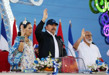 Presidente Daniel y Compañera Rosario participan del Desfile Patrio 2015
