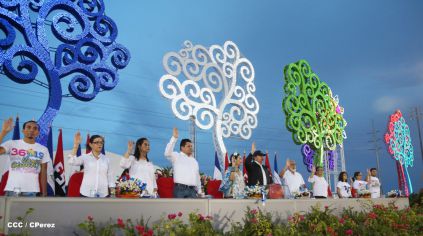 Presidente Daniel y Compañera Rosario participan del Desfile Patrio 2015