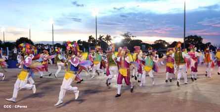 Presidente Daniel y Compañera Rosario participan del Desfile Patrio 2015