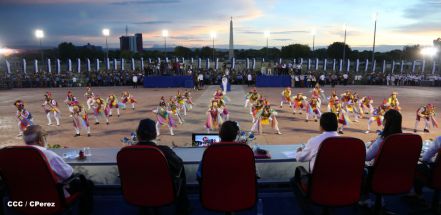 Presidente Daniel y Compañera Rosario participan del Desfile Patrio 2015
