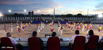 Presidente Daniel y Compañera Rosario participan del Desfile Patrio 2015