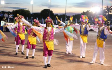 Presidente Daniel y Compañera Rosario participan del Desfile Patrio 2015