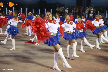 Presidente Daniel y Compañera Rosario participan del Desfile Patrio 2015