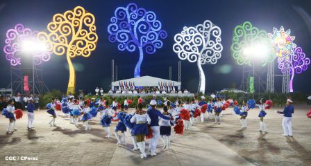 Presidente Daniel y Compañera Rosario participan del Desfile Patrio 2015