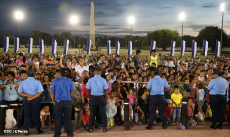 Presidente Daniel y Compañera Rosario participan del Desfile Patrio 2015