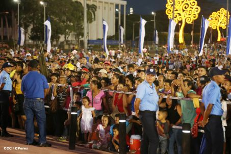 Presidente Daniel y Compañera Rosario participan del Desfile Patrio 2015