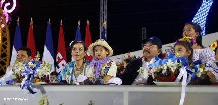 Presidente Daniel y Compañera Rosario participan del Desfile Patrio 2015