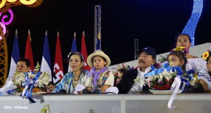 Presidente Daniel y Compañera Rosario participan del Desfile Patrio 2015