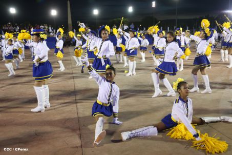 Presidente Daniel y Compañera Rosario participan del Desfile Patrio 2015