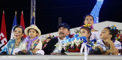 Presidente Daniel y Compañera Rosario participan del Desfile Patrio 2015