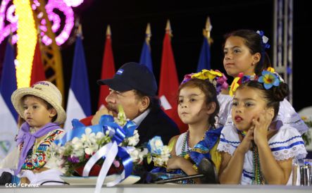 Presidente Daniel y Compañera Rosario participan del Desfile Patrio 2015