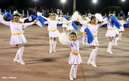 Presidente Daniel y Compañera Rosario participan del Desfile Patrio 2015