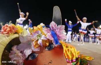 Presidente Daniel y Compañera Rosario participan del Desfile Patrio 2015