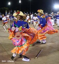 Presidente Daniel y Compañera Rosario participan del Desfile Patrio 2015