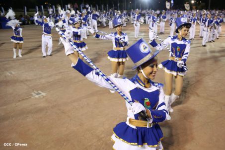 Presidente Daniel y Compañera Rosario participan del Desfile Patrio 2015