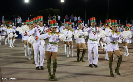 Presidente Daniel y Compañera Rosario participan del Desfile Patrio 2015