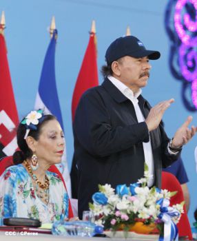 Presidente Daniel y Compañera Rosario participan del Desfile Patrio 2015