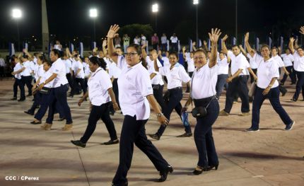 Presidente Daniel y Compañera Rosario participan del Desfile Patrio 2015