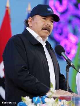 Presidente Daniel y Compañera Rosario participan del Desfile Patrio 2015