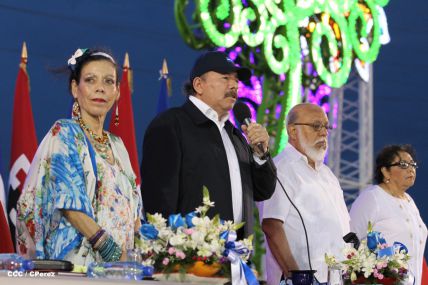 Presidente Daniel y Compañera Rosario participan del Desfile Patrio 2015