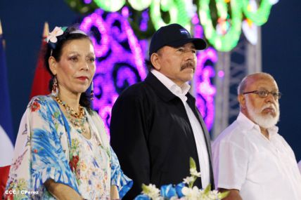 Presidente Daniel y Compañera Rosario participan del Desfile Patrio 2015